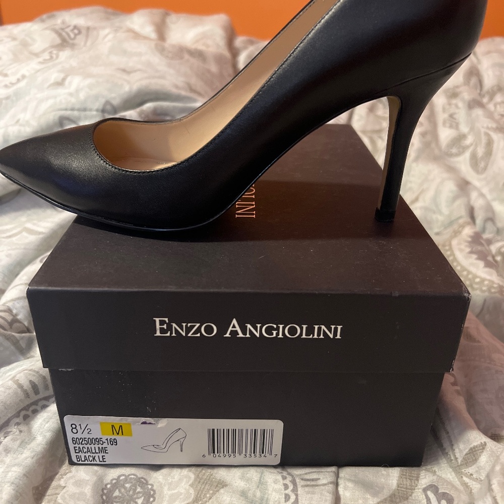 Black pumps
